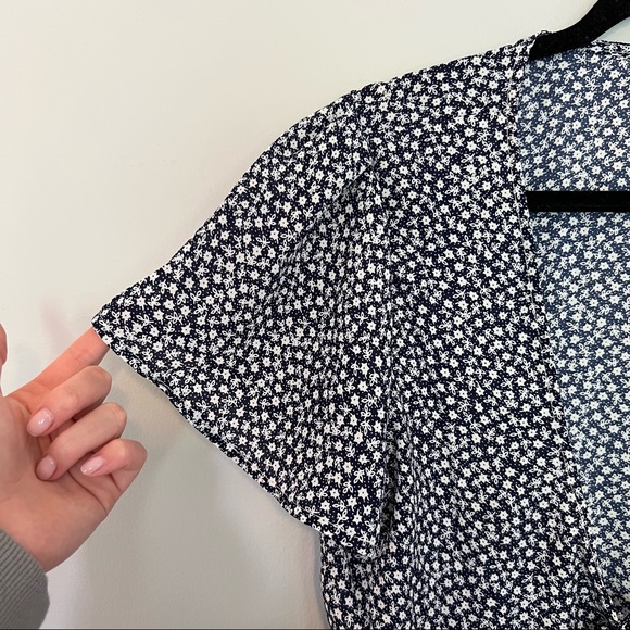 Flower Butterfly Sleeve Plunging Peplum Blouse - Picture 6 of 12